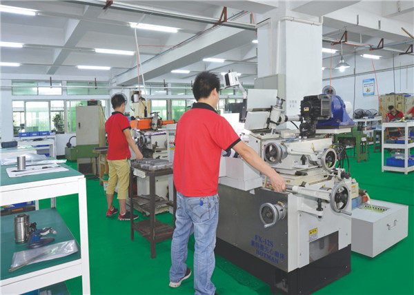 Centerless grinding machine